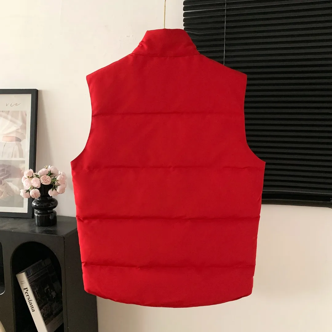 Style number: Y 138 𝑪𝒂𝒏𝒂𝒅𝒂 𝑮𝒐𝒐𝒔𝒆Canada Goose counter level! Canadagoose/Canada Goose New Arrival "2078APPSeries" down vest for men and women Material list: 1⃣ Original custom-made double plain 9500-100% nylon nylon fabric 2⃣ Original YKK zipper, non-sub-factory product 3⃣ National standard 80% white duck down from Guangzhou Inspection, (zp uses 80% white duck down/any boasts of 90% are fake) Material analysis characteristics: 1⃣ Original factory/9500-100% nylon 100% nylon Lurex yarn is actually 100% nylon, which is rarely pure now. Most of them are mixed with cotton thread or polyester. Our top original version is developed in accordance with ZP and uses the same material. 2⃣ As we all know, the original version uses 80% white duck down. The fill power refers to the cubic inches of volume occupied by each ounce (30 grams) of down under certain conditions. If the space occupied by one ounce of down is cubic inches, the fill power of the down is called . So we can simply understand it as: fill power is the volume of down, and the volume of down is fill power. The higher the fill power of down, it means that under the same filling amount, down can fix a larger volume of air layer to keep warm and insulate, so the warmth retention of down is better. Size:XS-2XL Color: Navy Blue Beige Gray Black Label Gray Red Label Black Red Label Black Black Label Red Blue Pink